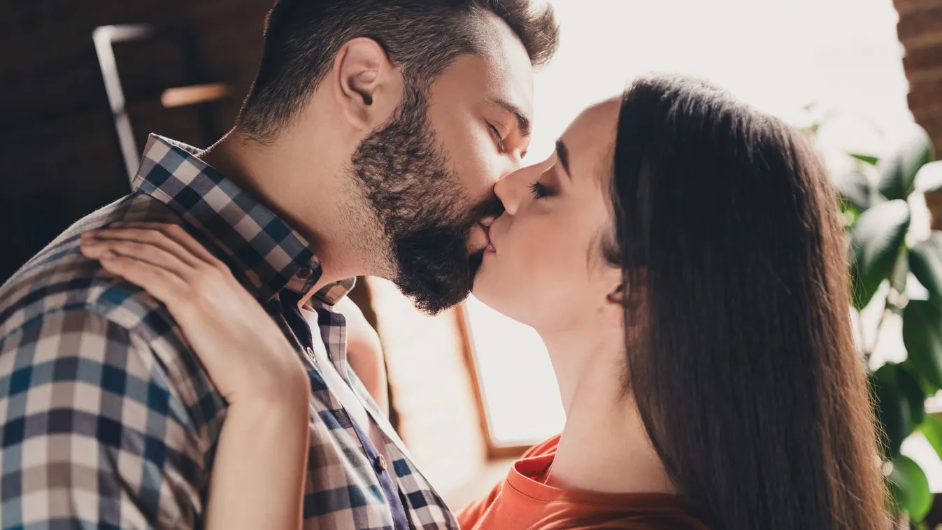 Potencianövelő ételeket fogyasztó férfi