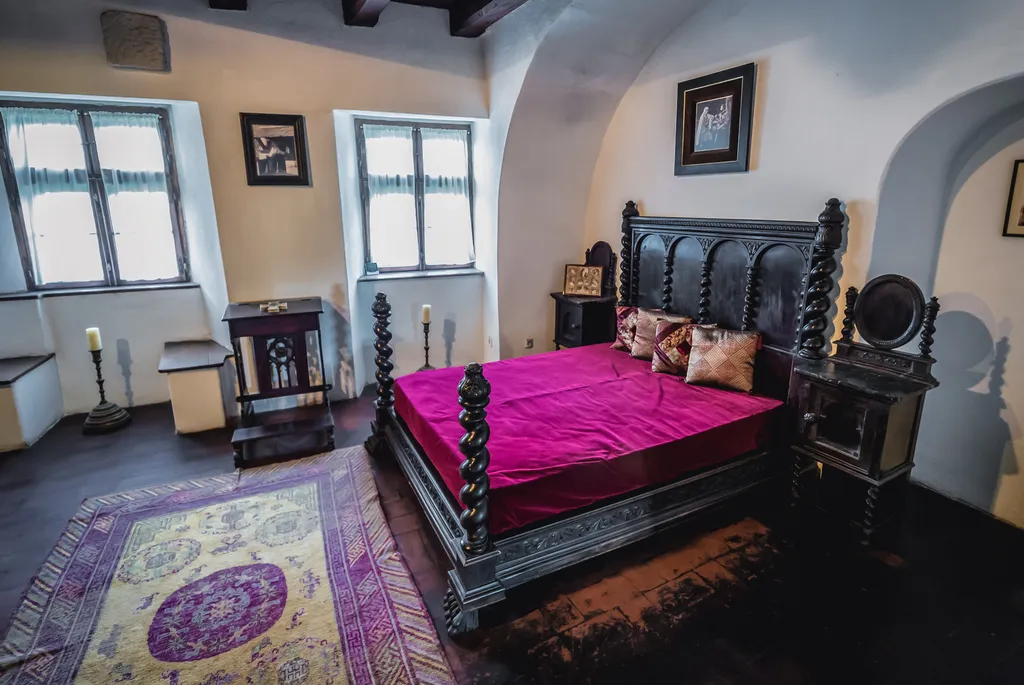 A kastélyban ma az egykori román királyi család bútorai láthatók, többek között I. Ferdinánd román király hálószobája
