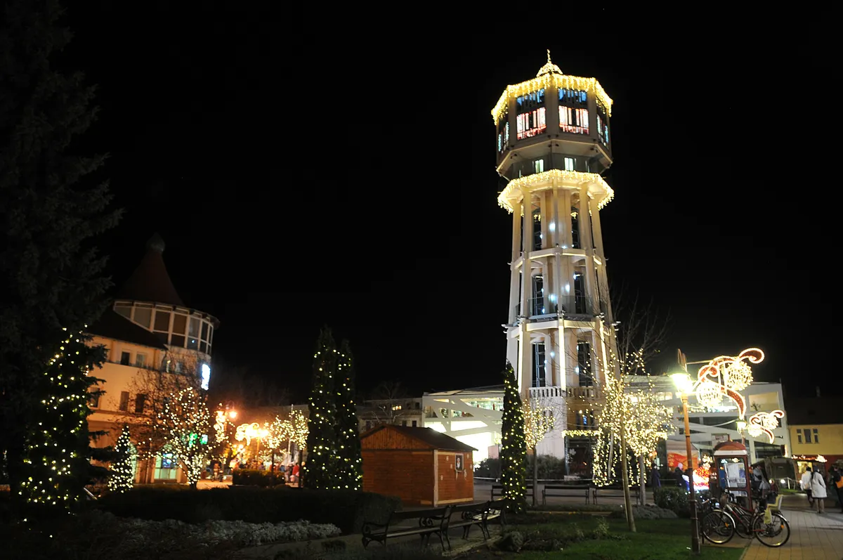 Adventi fényekben a Siófoki Víztorony és környezete
