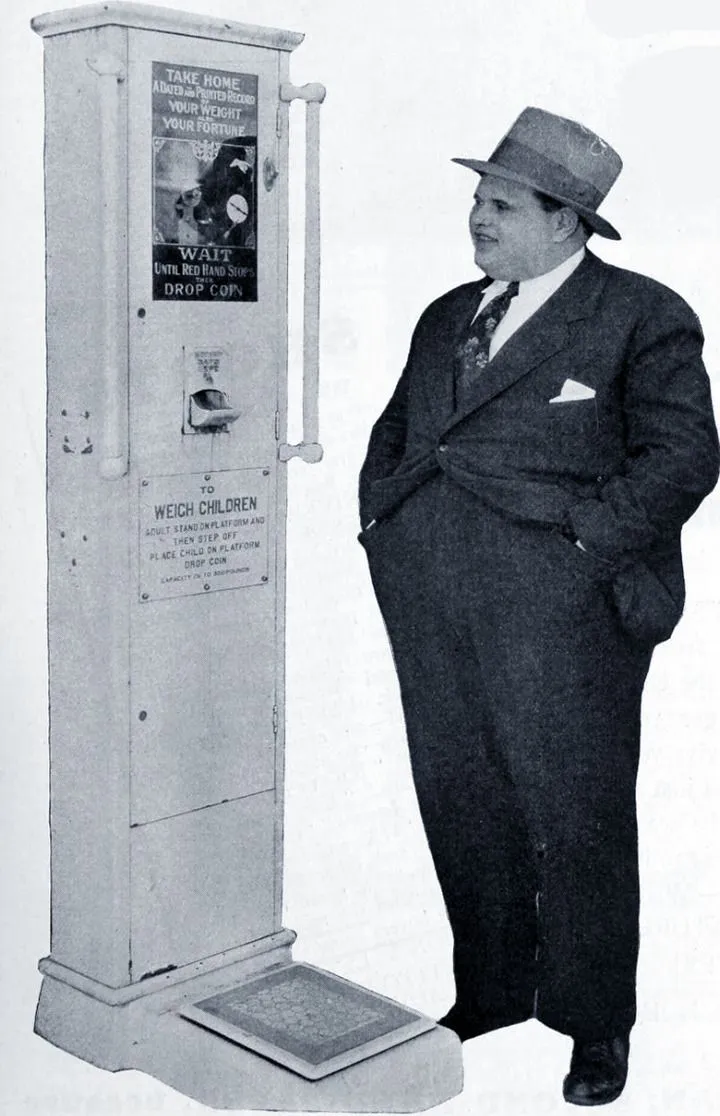 Huszár Pufi egy utcai mérleggel