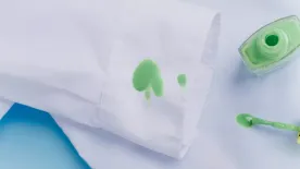 Ezzel a házi praktikával egyszerűen eltüntetheted a körömlakkot a ruhádból