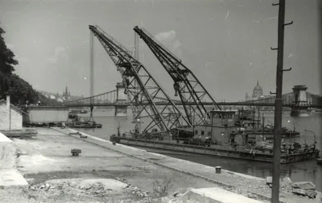 A hídépítésben részt vevő úszódaruk.