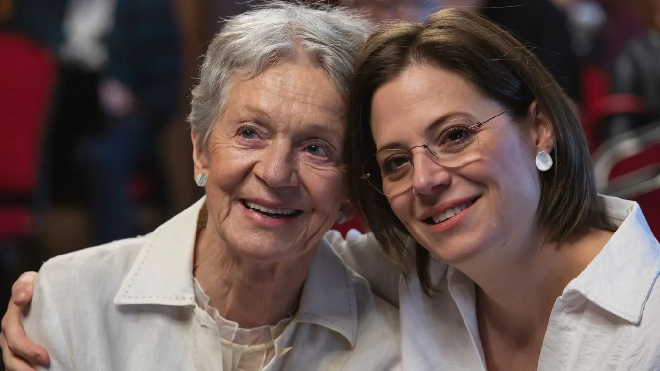 Minden tekintet Szinetár Dóra gyönyörű édesanyjára szegeződött: Hámori Ildikó igazi dívaként jelent meg a vörös szőnyegen