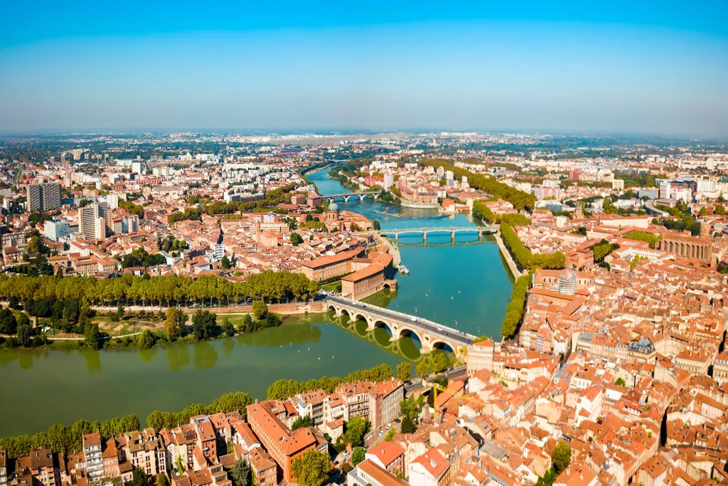 Toulouse - becenevén ville rose, azaz a rózsaszín város - a Garonne-folyó partján, a római korban született, ma pedig Franciaország negyedik legnépesebb települése.