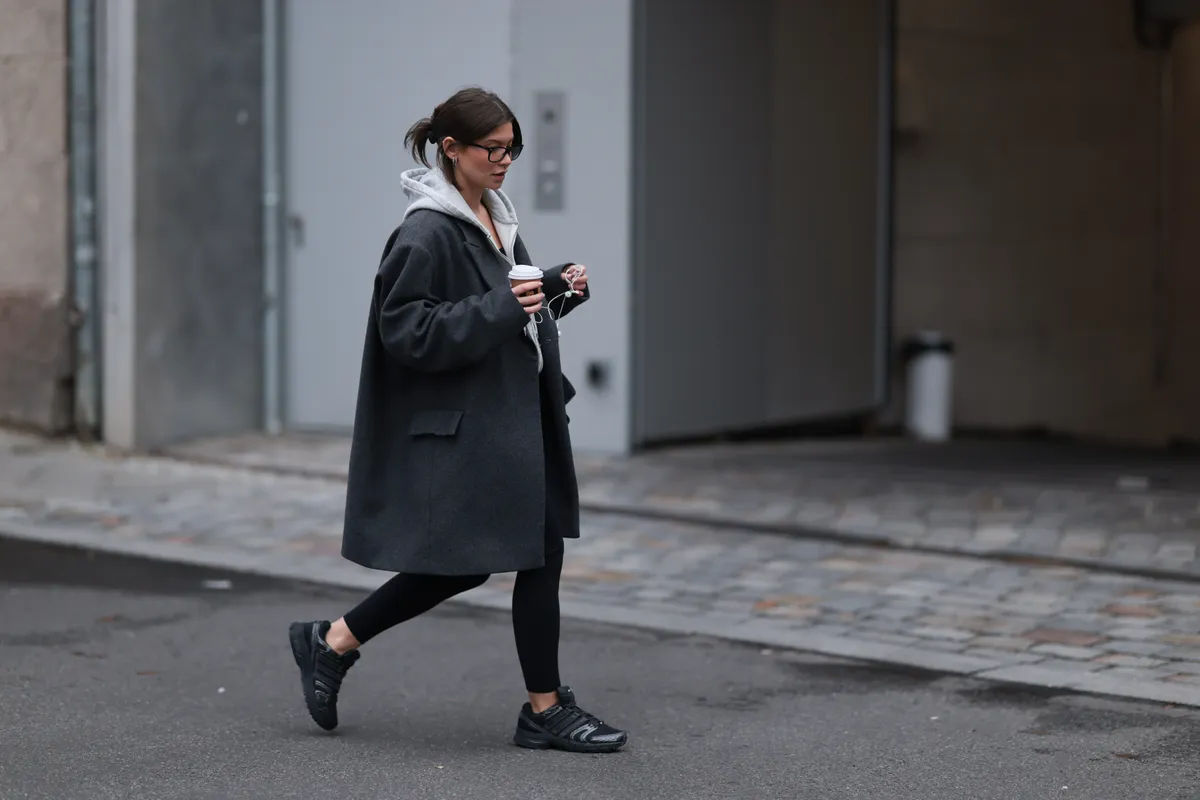 Sportosan öltözködő nő, aki leggingset visel.