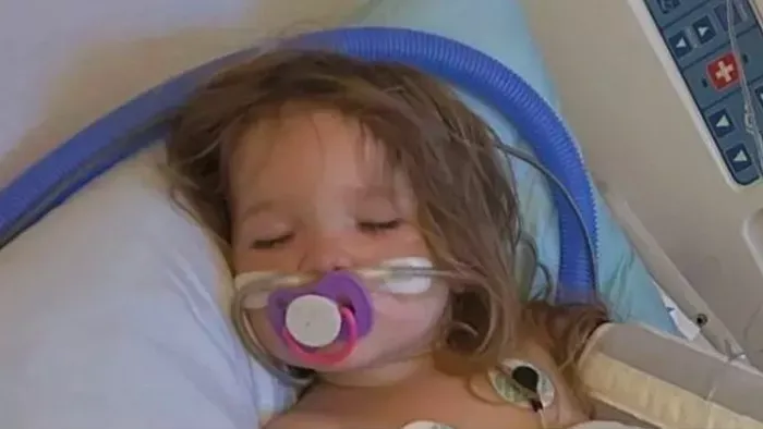 Puszi miatt került kórházba a két éves lány