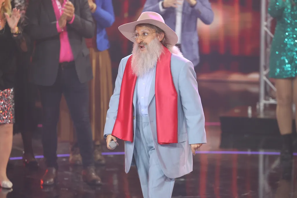 Nótár Mary az Apostol együttes énekeseként, azaz Meződi Józsefként dalolt. 