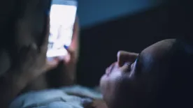 Így teszi tönkre az alvásod a lefekvés előtti telefonozás