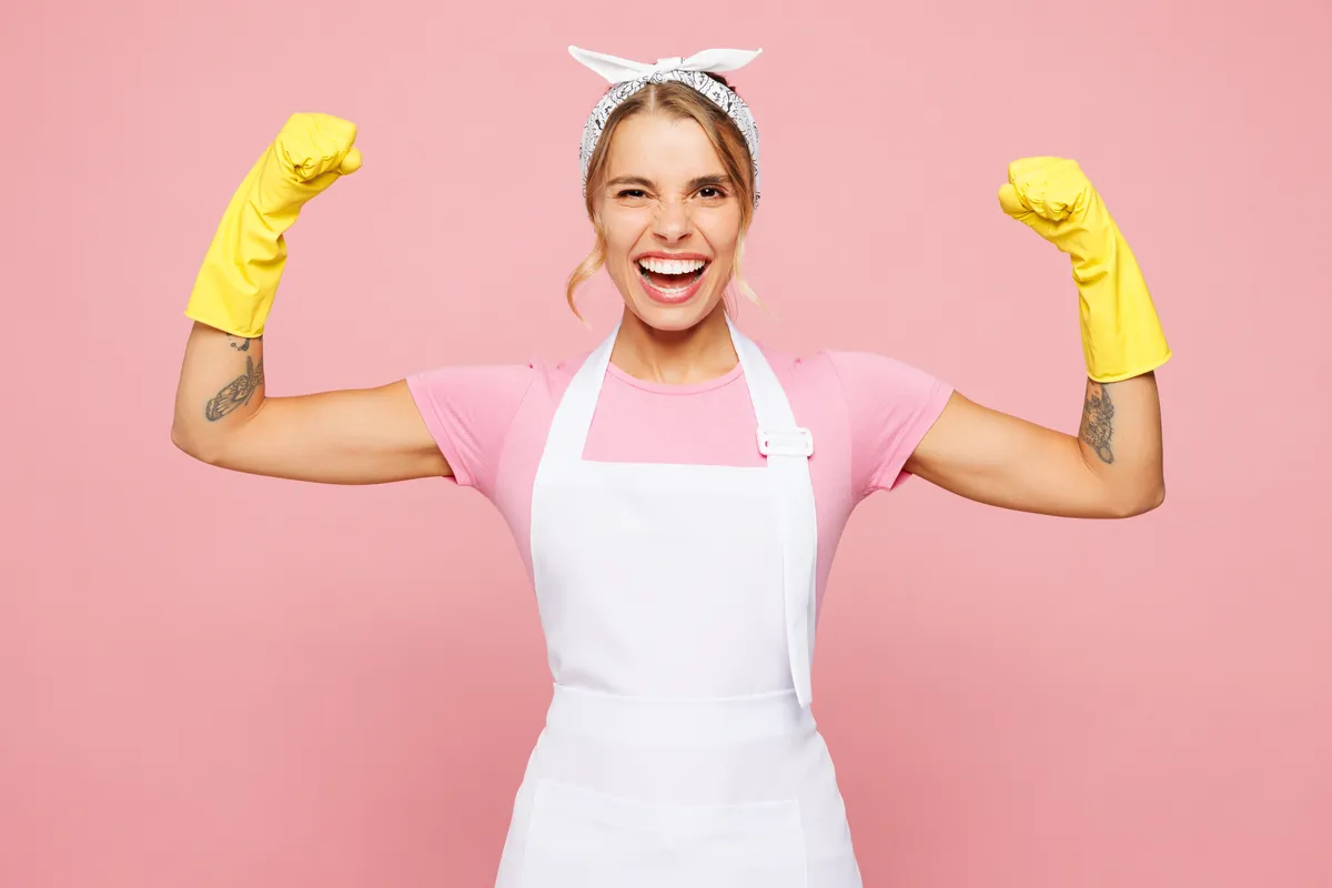 Otthoni fogyás a célja a gumikesztyűben takarító fiatal nőnek