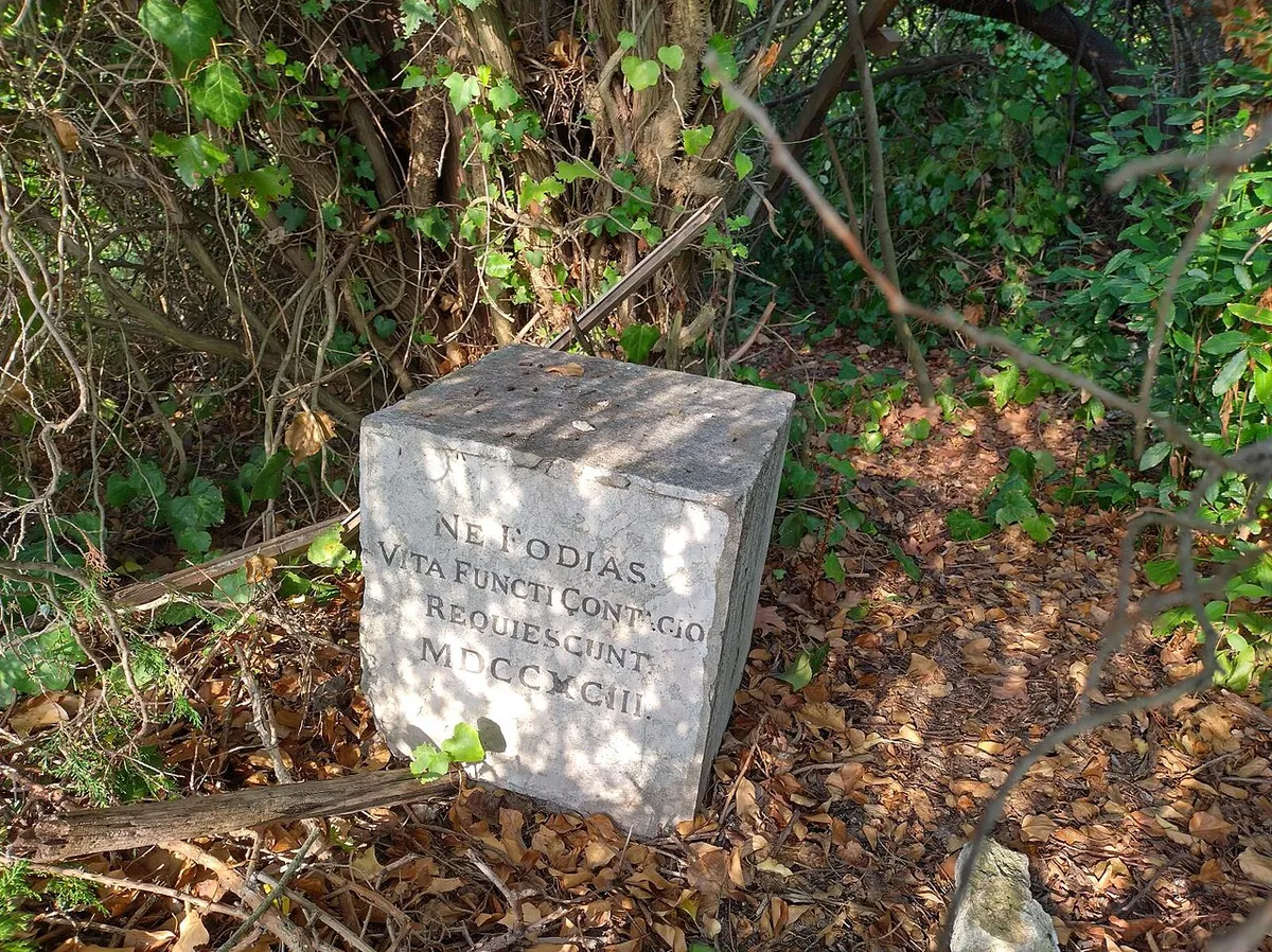 A velencei Poveglia karanténállomásának pestis-emlékköve