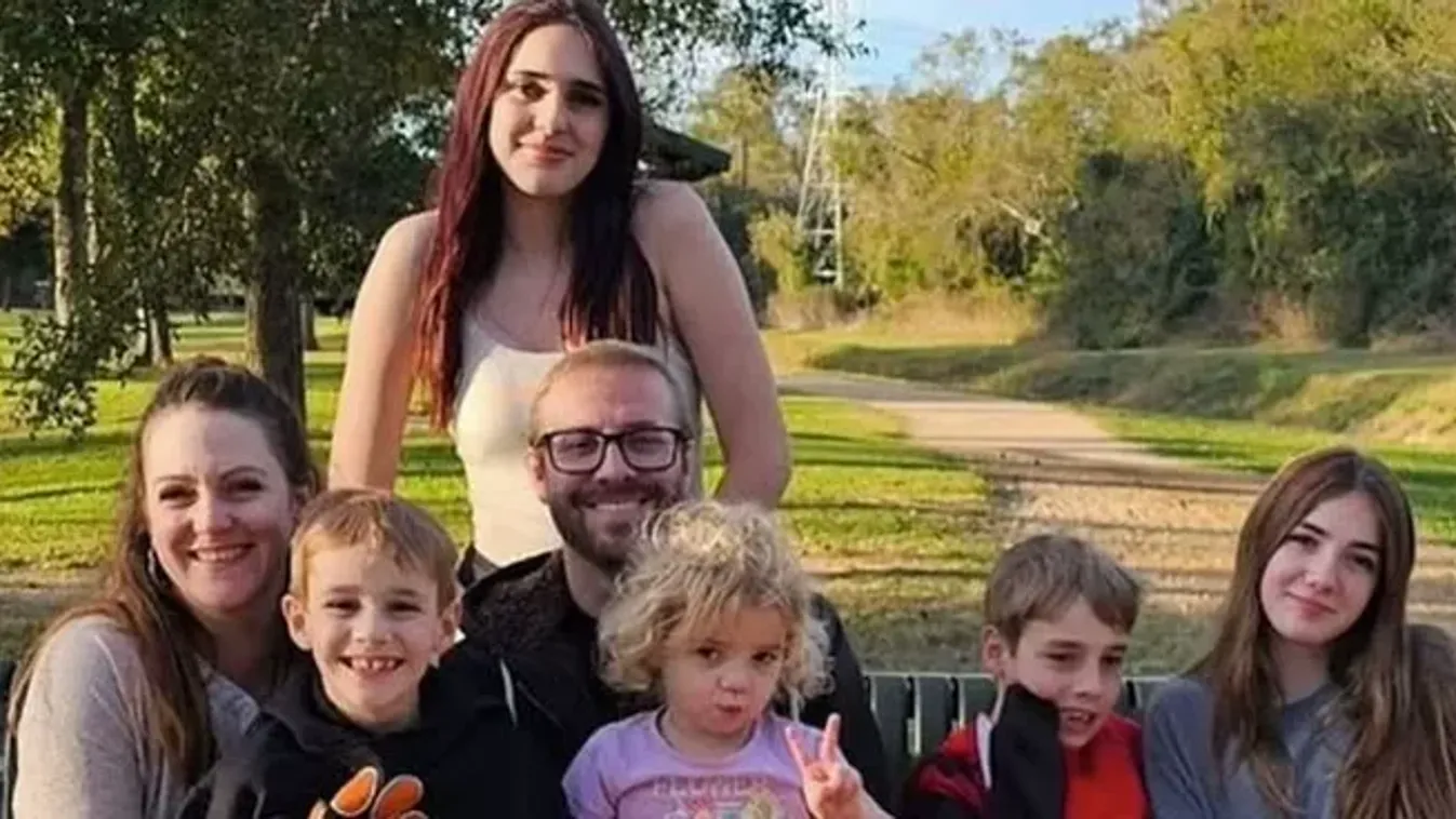 Rendőrautó rohant egy kisbuszba: meghalt egy 8 és egy 10 éves kisfiú, két kislánynak válságos az állapota