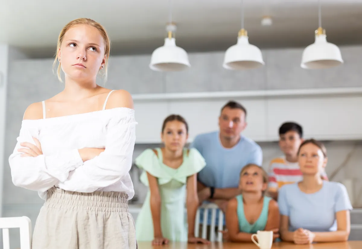 Személyiségteszt egy család aki furcsán néz az egyik tinire