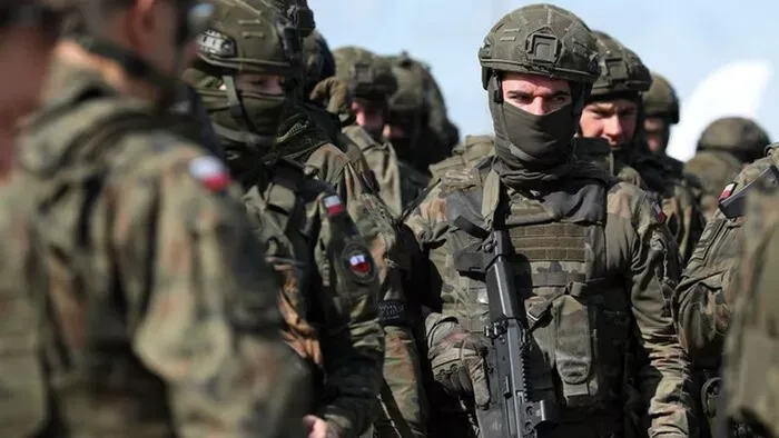 A Tisza lengyel testvérpártja is igent mond a sorkatonaságra