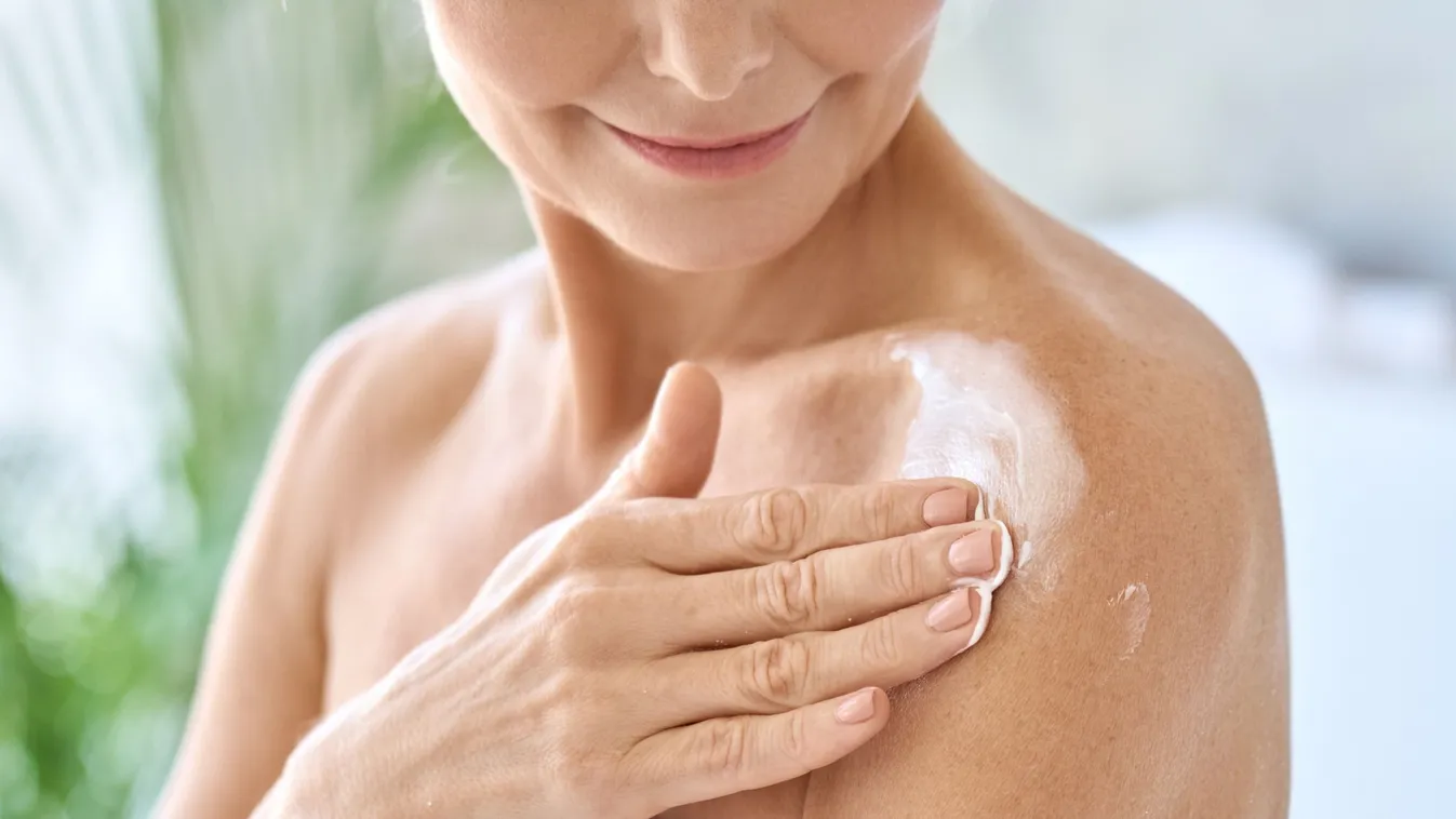 Szépségápolási rutint végző középkorú nő