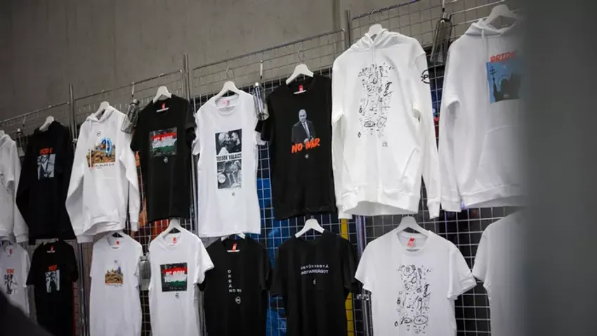 Percek alatt elkapkodták az Orbán-firkás pulcsit