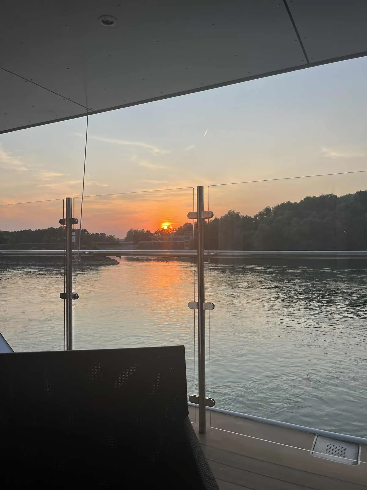 Napfelkelte egy folyami hajón