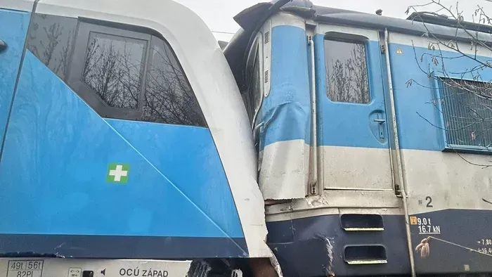 Frontálisan ütköztek a vonatok, 40 sebesülthöz siettek