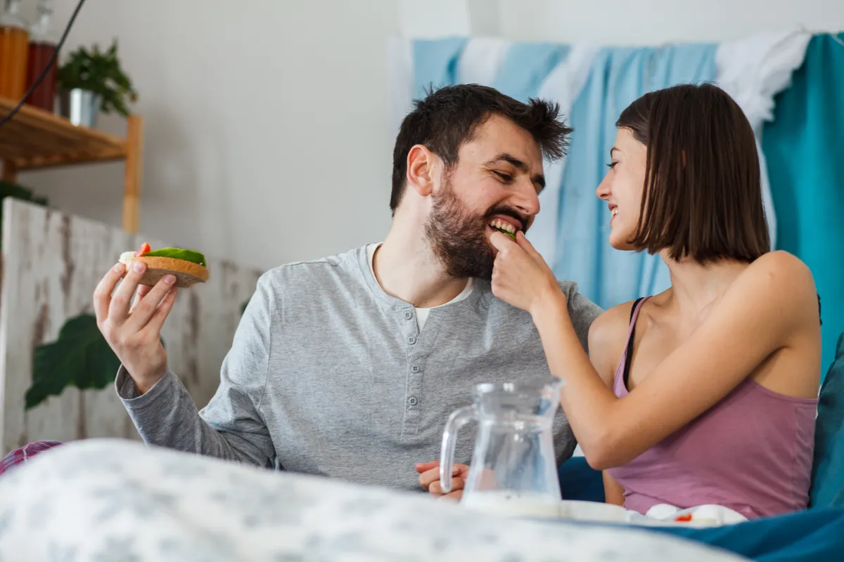 Súlyfelesleggel küzdő férfit etető feleség