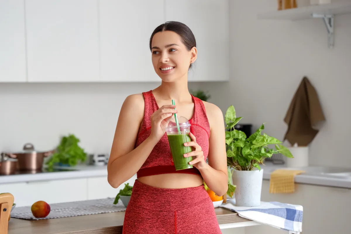 fiatalító étrend spenótos smoothie fogyasztása.