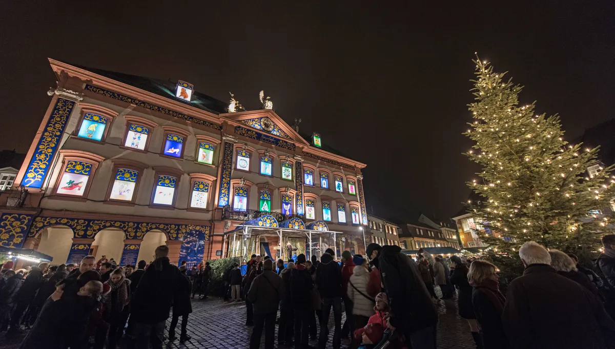 Adventi naptár a németországi Gegenbach főterén.