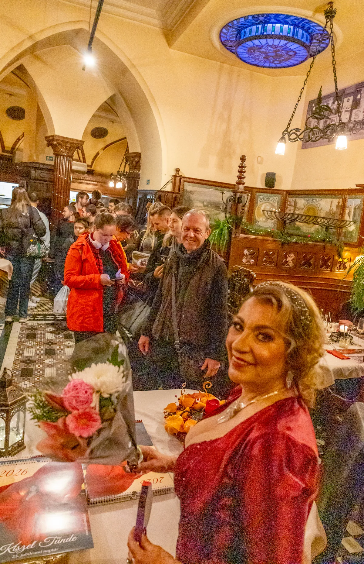 Kiszel Tünde születésnappal egybekötött naptárdedikálást tartott