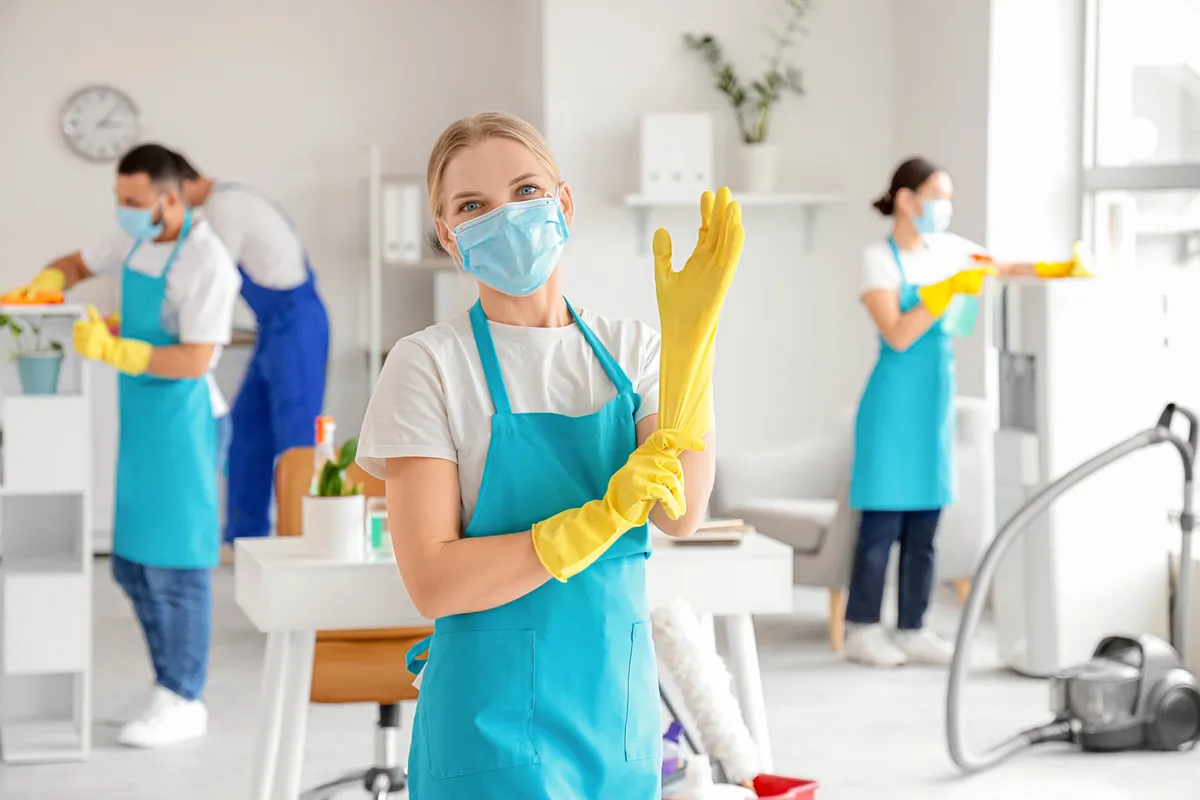 Gumikesztyűvel biztonságosabb a munka.