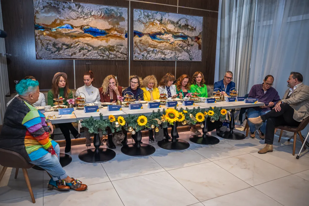 20251125 Budapest 
A Naptárlányok című színdarab sajtótájékoztatója 
A képen: Varga Ádám, Gáspár Kata, Dobó Kata, Peller Anna, Lévay Viktória, Bánsági Ildikó, Tóth Enikő, Szőlőskei Tímea, Horváth Lili és Barabás Kiss Zoltán 
fotó: Gábor Zoltán (GZ) 
MW Bu