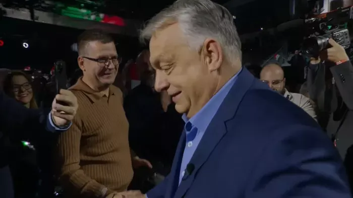Szabályosan szétszedte a tömeg: így vonult be Orbán Viktor