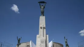 Soha nem hallott történet a budapesti Szabadság-szoborról: ezt mondja a keresztről a modell lánya