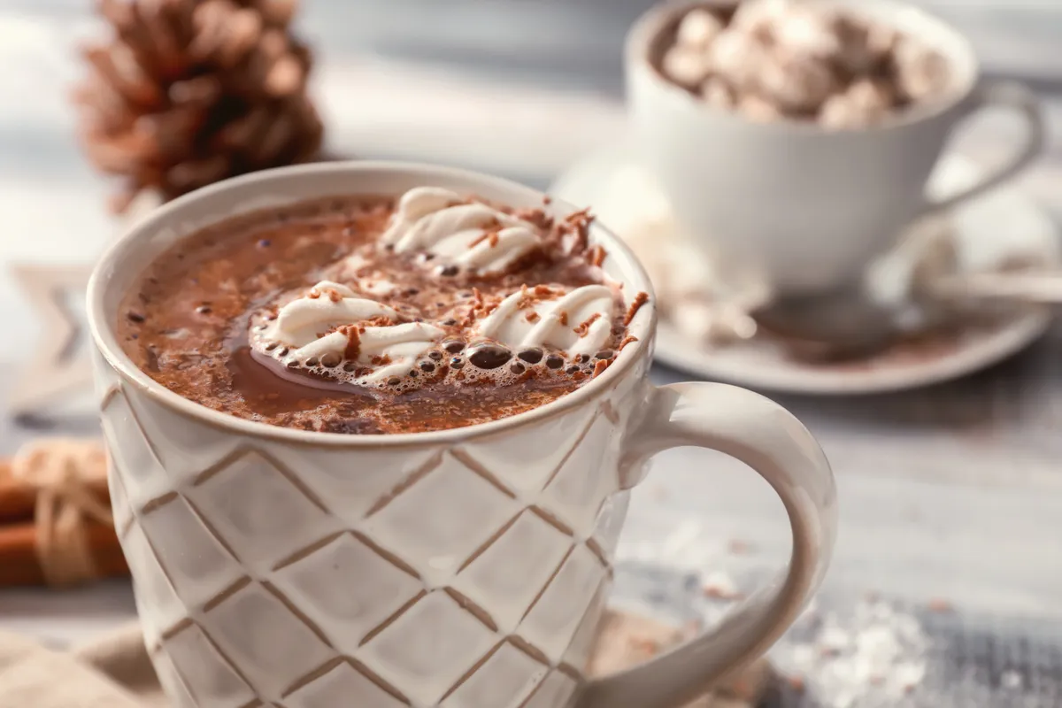 Diétás forró csoki szép fehér bögrében.