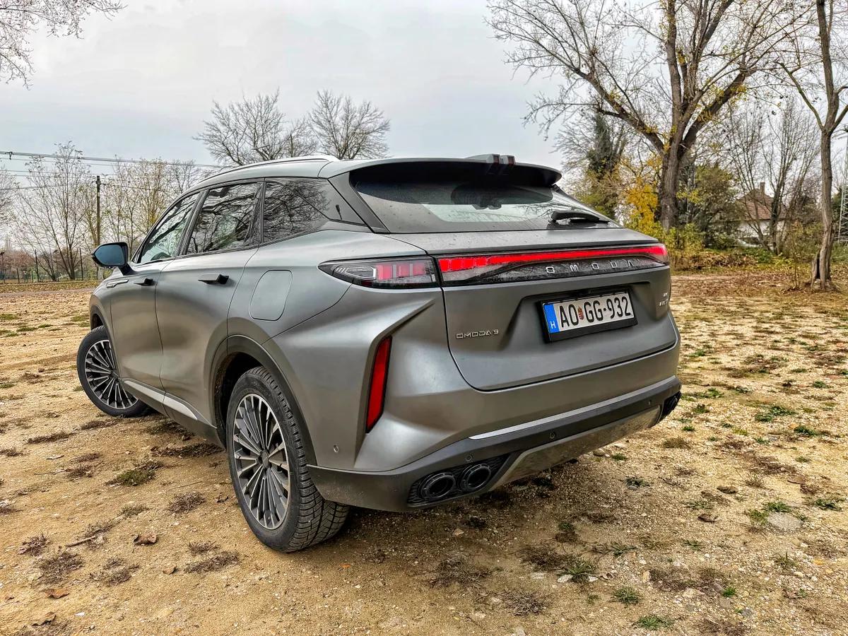 Omoda 9 SHS hátsó része.