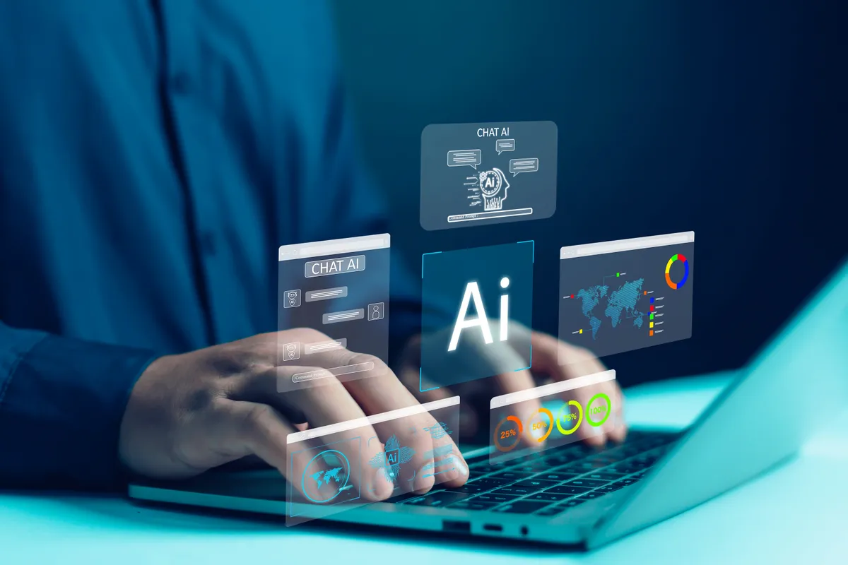 A mesterséges intelligencia alkalmazással dolgozó férfi.