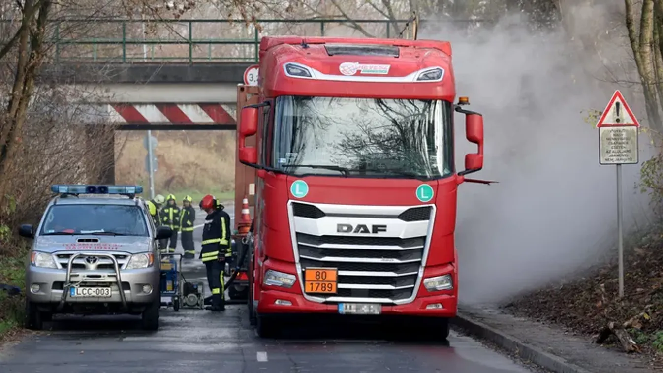 Most jött: híd alá szorult egy sósavat szállító kamion, teljesen felborult a vonatközlekedés
