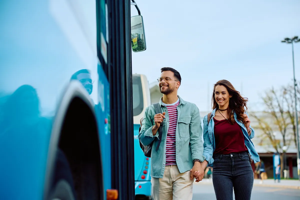 A hosszú buszos utazásra induló fiatal pár