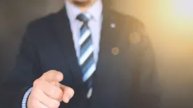 Már levegőt sem tudsz venni a főnöktől? Így kezeld, ha túlbuzgó, és mindent kontrollálna!