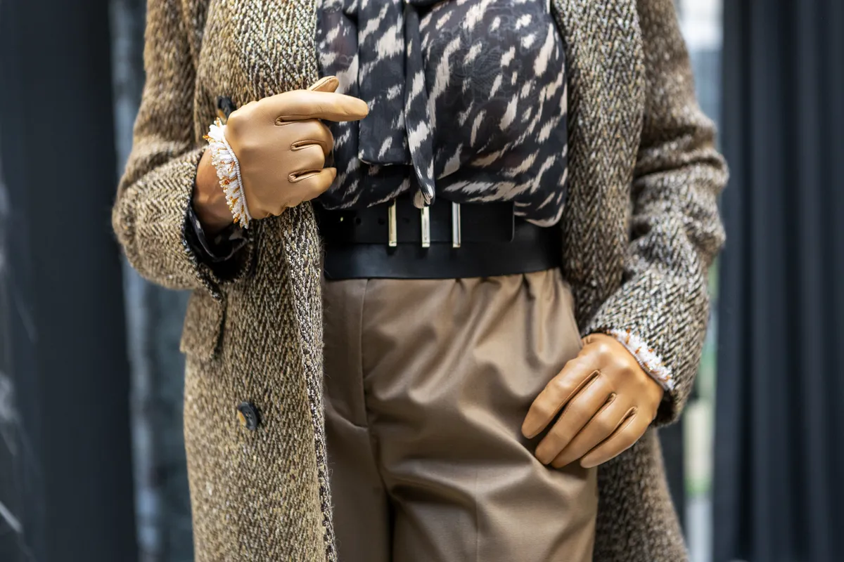 50 feletti hölgy bézs és barna színt visel.