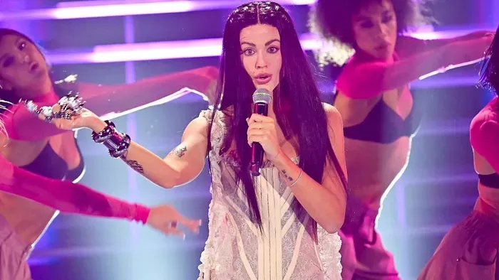 Benézel a lábai közé, átlátszó ruhában vadít az énekesnő