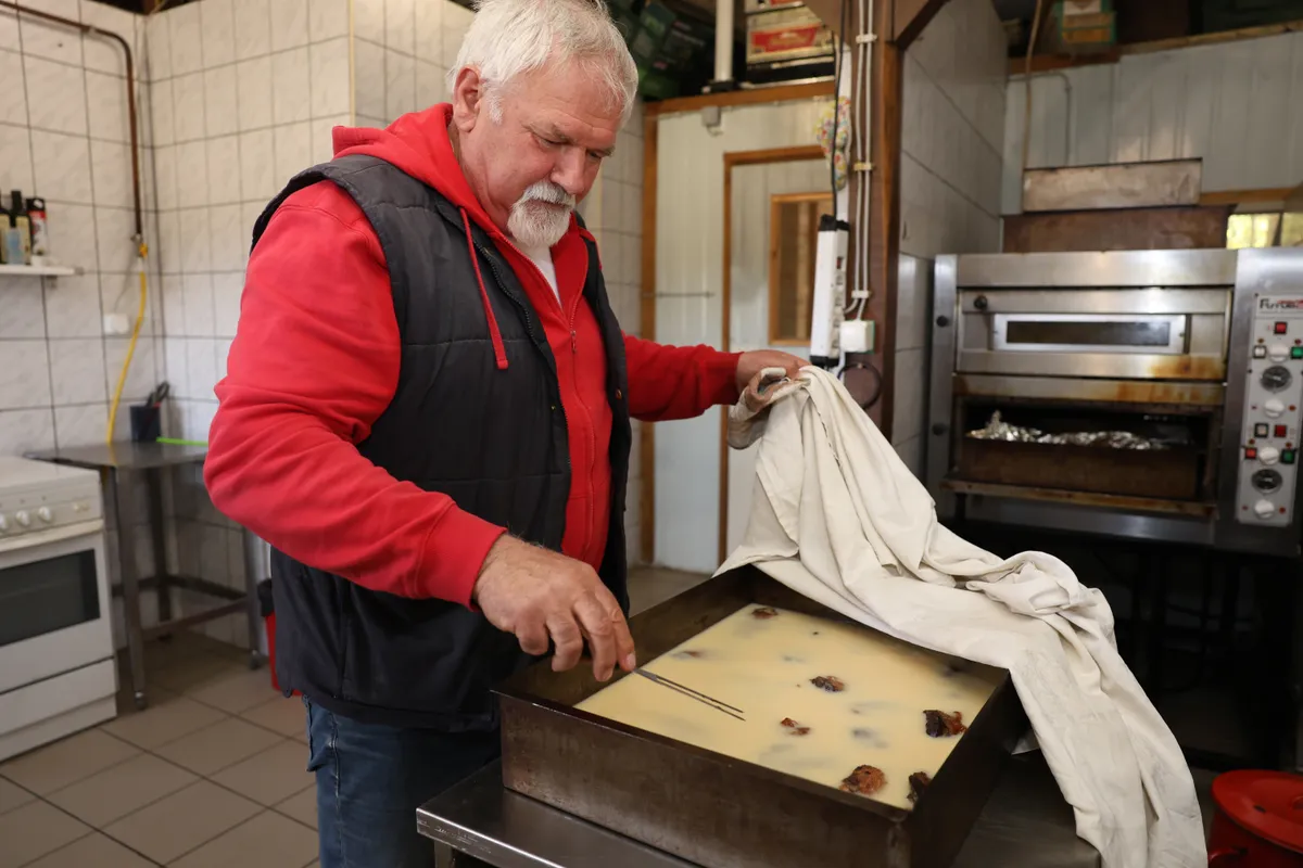 Molnár István libazsírt készít a Libás tanyán