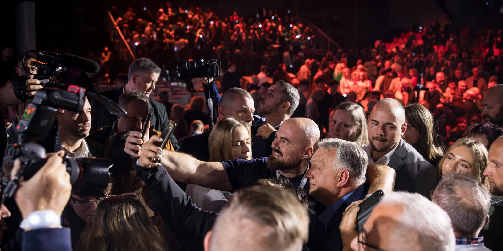 Háborúellenes Gyűlés: beindult a szelfigyár Orbán Viktorral