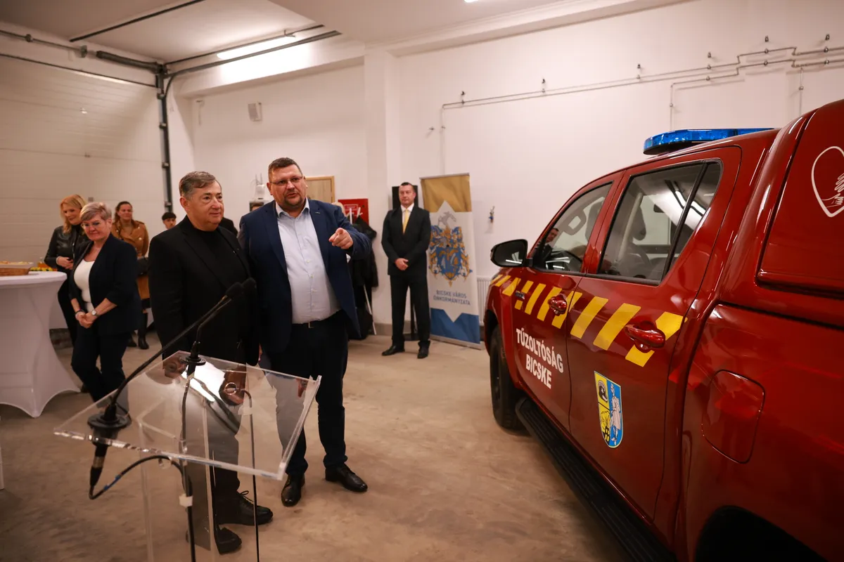 2025.11.13
A Pro Filii Alapítvány, az MKIF Zrt. és a Bicskei Önkéntes Tűzoltóság közös sajtóeseménye, ahol egy úgynevezett gyorsbeavatkozású jármű kerül átadásra.