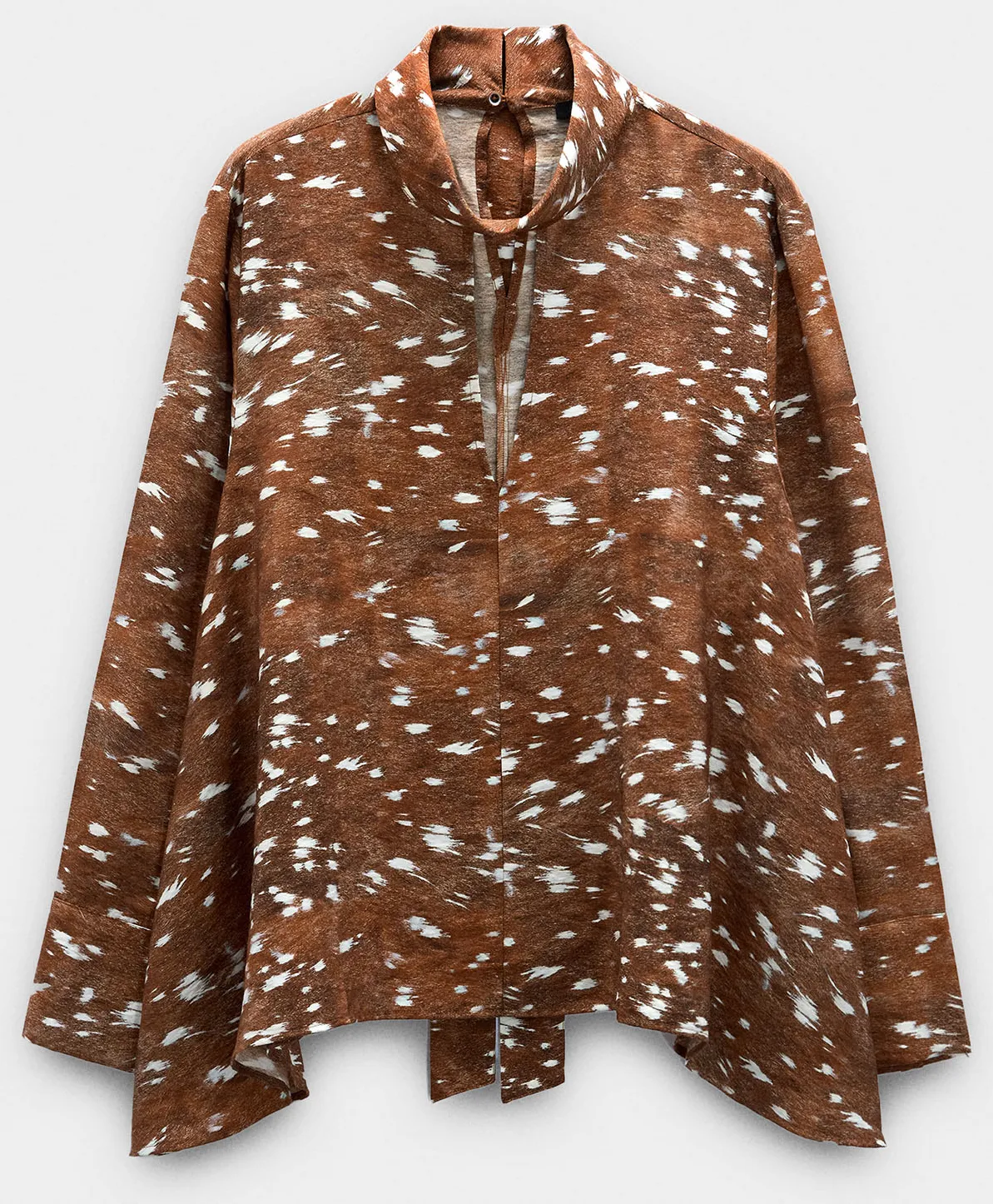 Alapdarab 50 felett: lenge anyagú blúz.