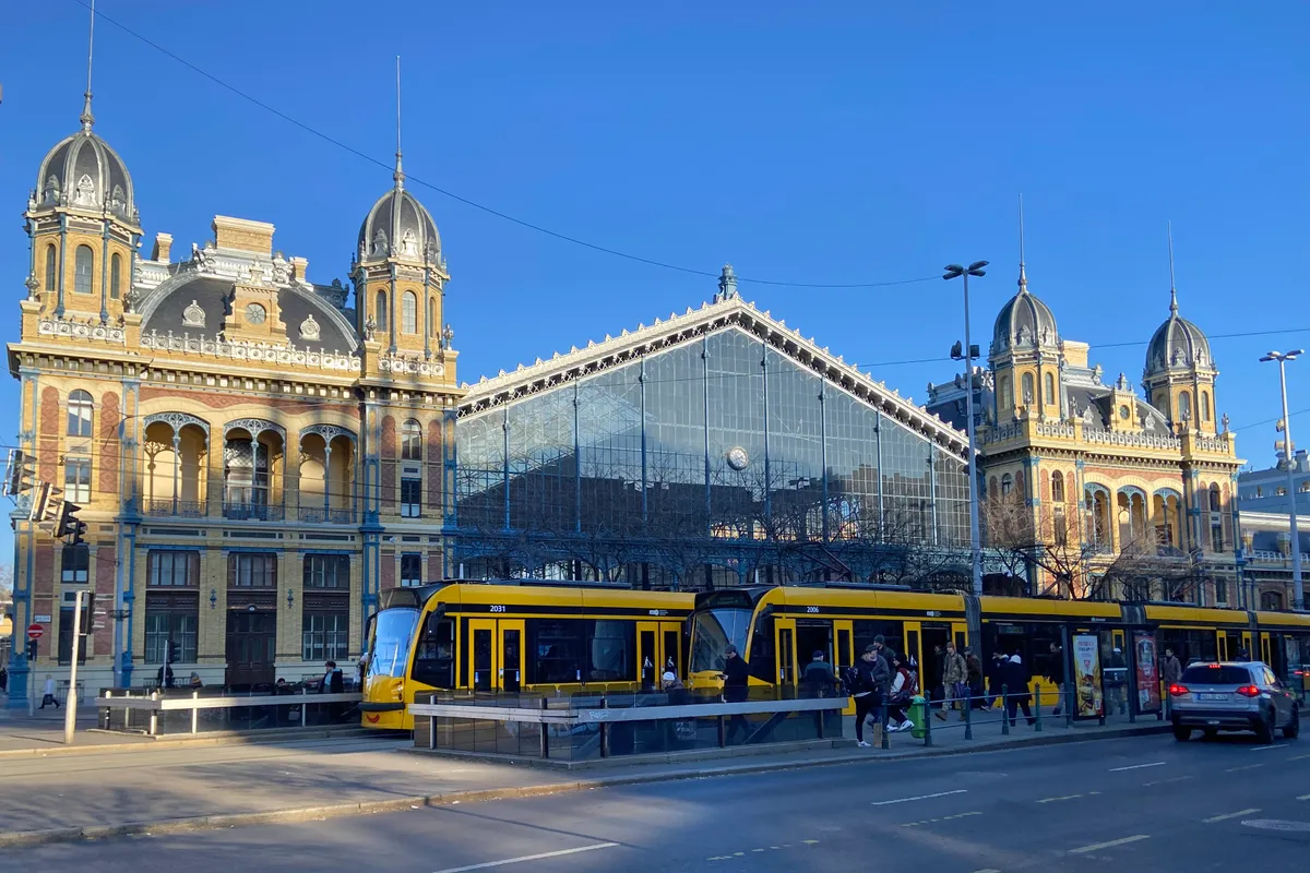 a budapesti Nyugati tér villamossal