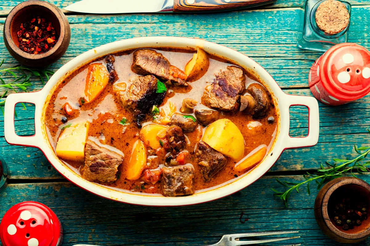 az olcsó főétel receptötletek között szerepel a gombás paprikás burgonya. 