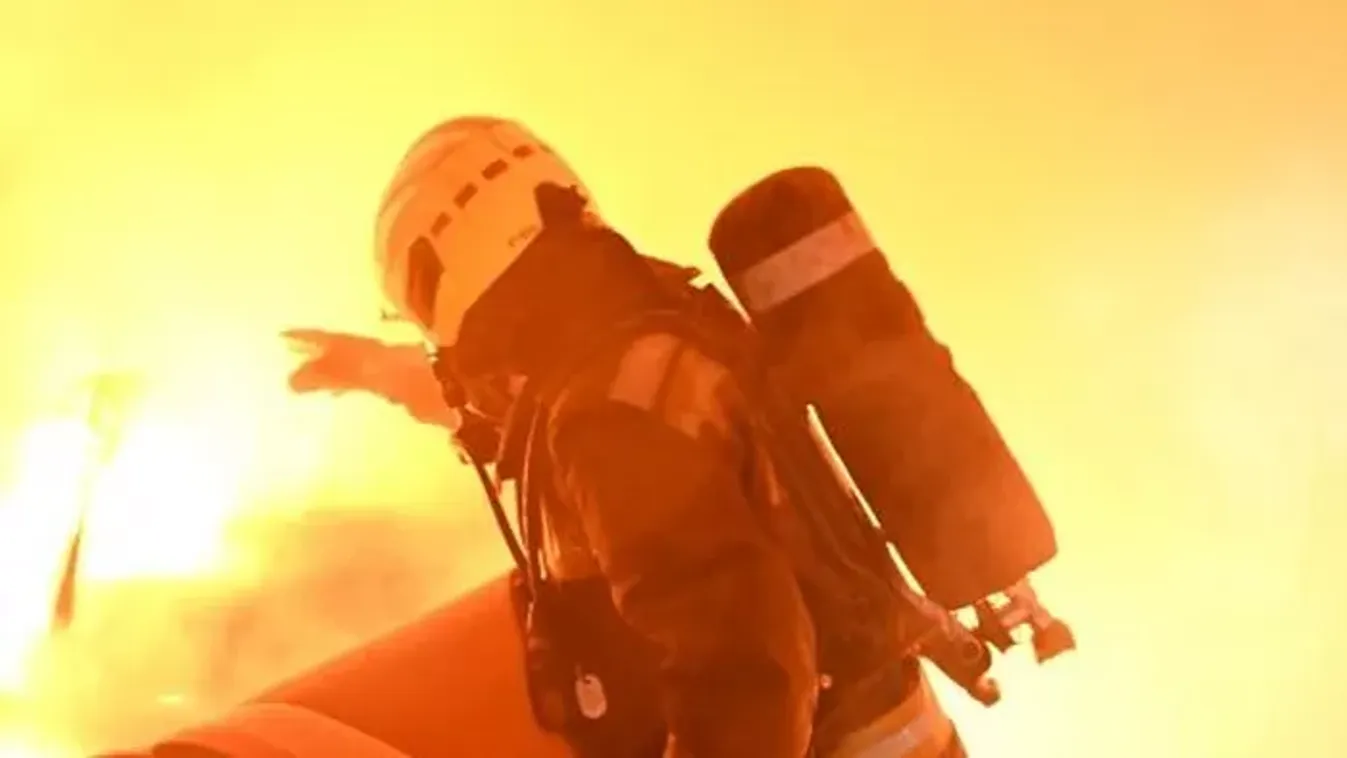 Tűz a Bazilikánál: így harcolt a lángokkal a 40 tűzoltó - döbbenetes fotók és videó