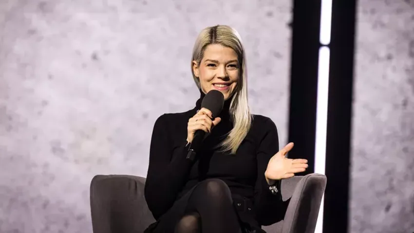 Muri Enikő a Háborúellenes Gyűlésen: „Az egyetlen út a béke”