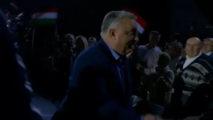 Zúg a Viktor, Viktor: Szupersztárként vonult be Orbán Viktor a Háborúellenes gyűlésre