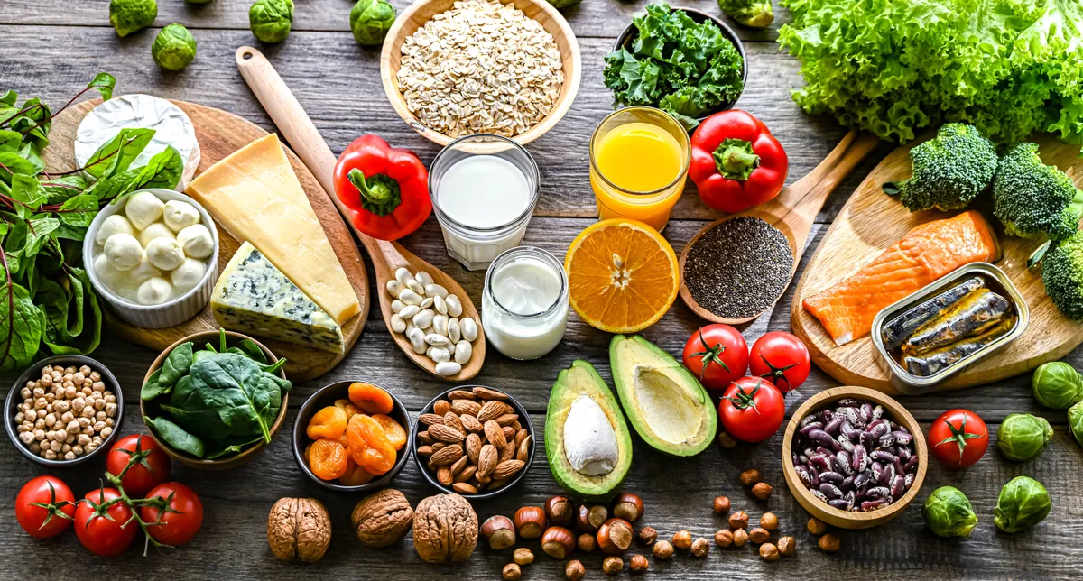 Zöldségek gyümölcsök és halak az asztalon amik hozzájárulnak a fiatalos bőr megtartásához