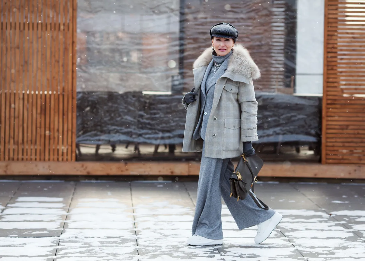 Stílusos idős hölgy divatos téli szettben.