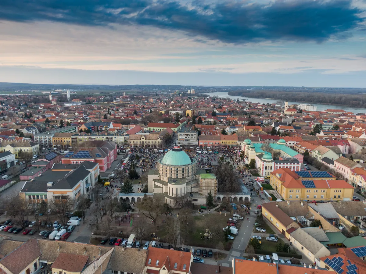 Mohács főtere, a Széchenyi tér a Fogadalmi templommal.