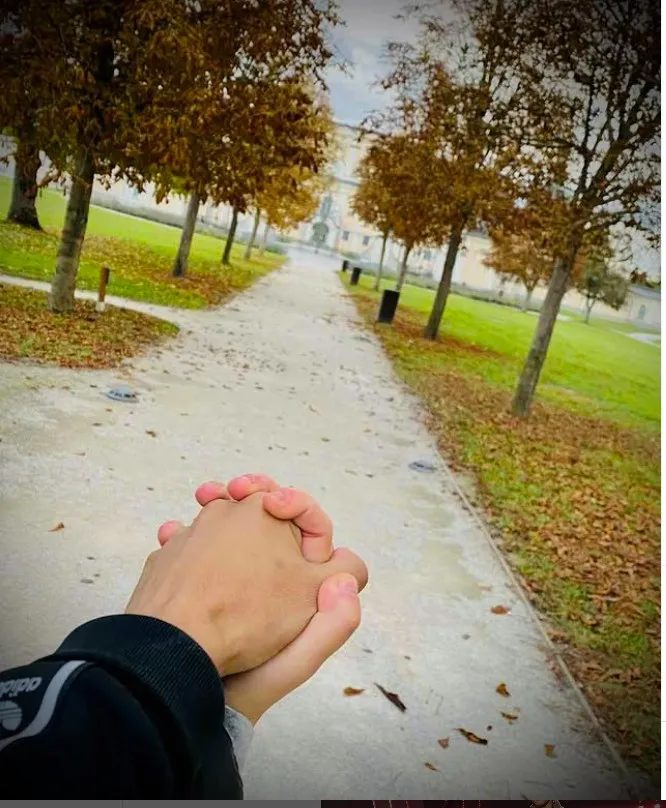 Ádám Attila, a Megasztár énekese kéz a kézben kedvesével.